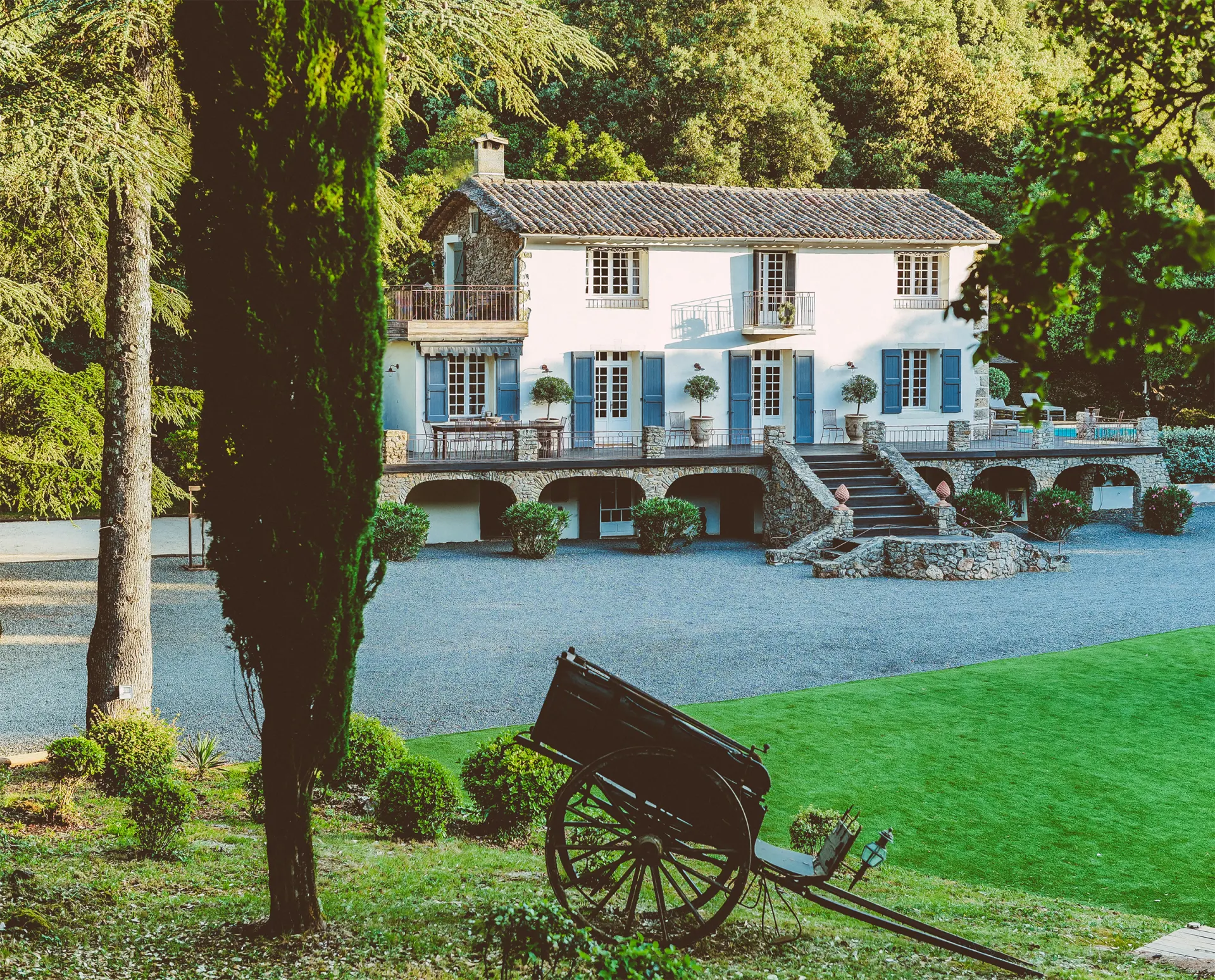 Mas La Solarie, façade et jardin du domaine en Cévennes