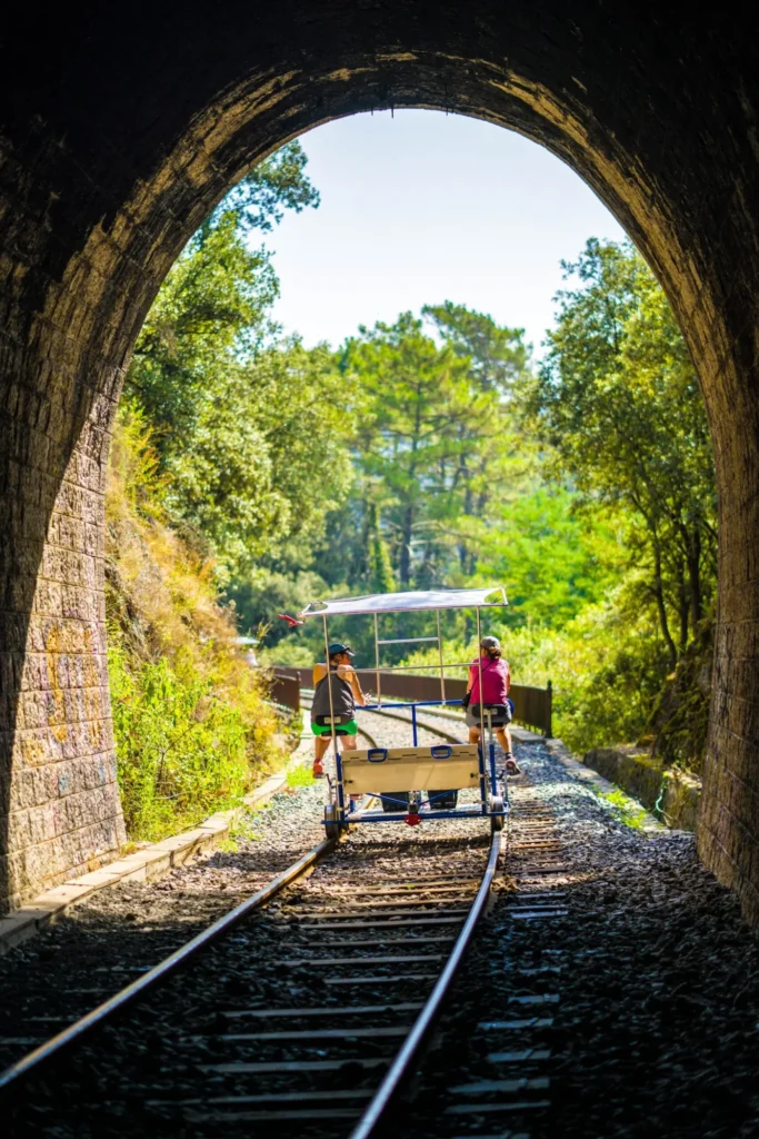 Le Vélorail des Cévennes sur le viaduc, près d'Anduze